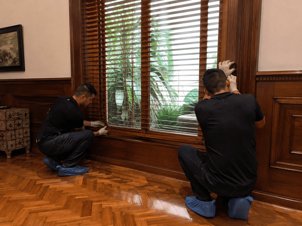 Instalação profissional de persiana de madeira natural