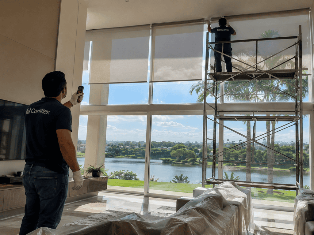 Instalação profissional de persiana Tela Solar em residência de pé-direito duplo em Lagoa Santa