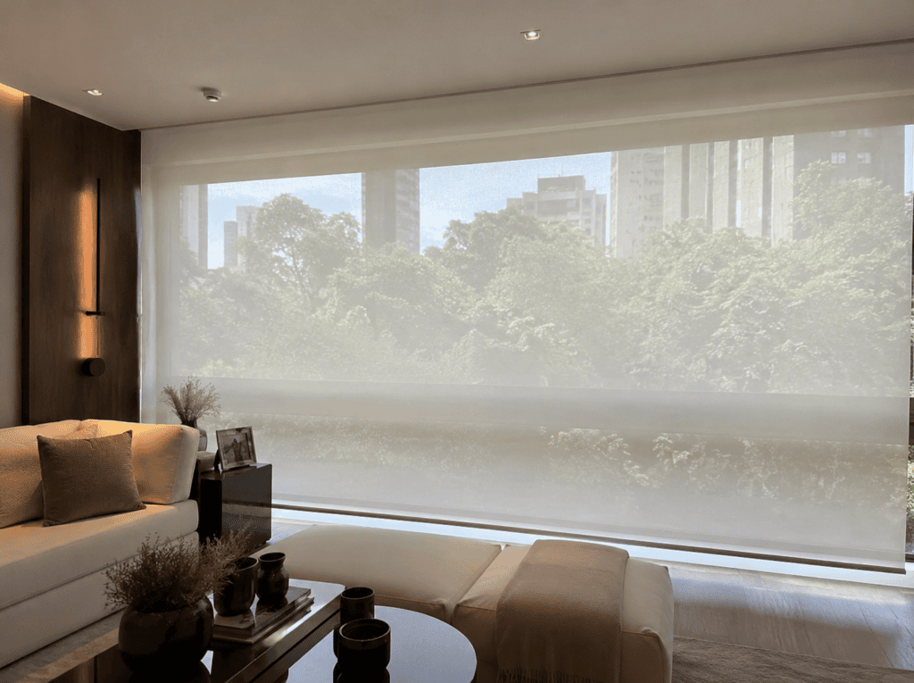 Persiana Double Vision em sala de apartamento de alto padrão no Lourdes, em Belo Horizonte