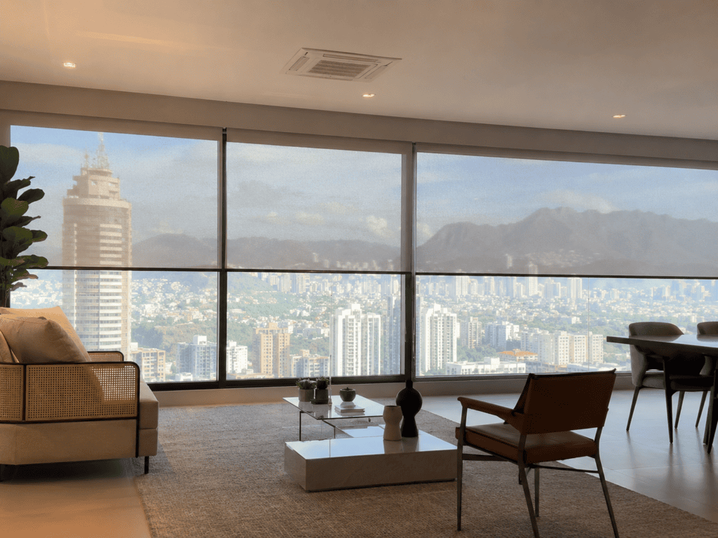 Sala de alto padrão no Sion com persiana Rolô Tela Solar e vista para as montanhas de Belo Horizonte